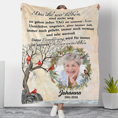 Die, die wir lieben, sind nicht weg - Memorial Personalized Custom Blanket - Christmas Gift, Sympathy Gift